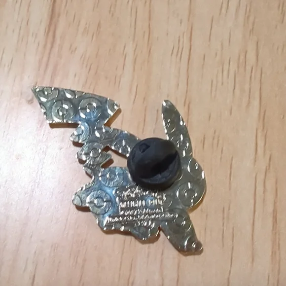 Pikachu 2017 OFFICIAL POKEMON PIN new CONDITION retired collectable - Picture 2 of 2